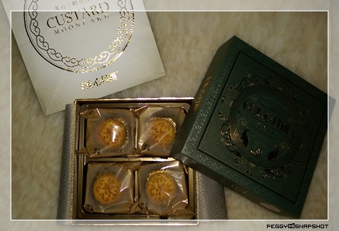 maxim_custard_mooncake