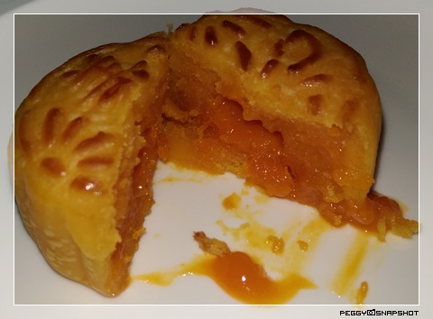 maxim_custard_mooncake_1